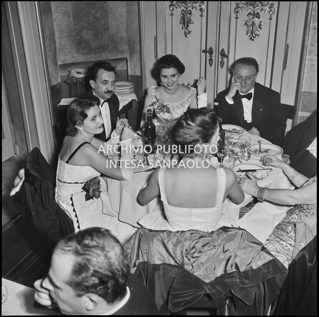 Stellina e Antonia Magri, nipoti di Antonio Ghiringhelli, al ristorante dopo la rappresentazione dell'opera di Giuseppe Verdi "Un ballo in maschera", diretta da Gianandrea Gavazzeni e con la regia di Margherita Wallmann con la quale è stata inaugurata la stagione lirica 1957-1958 del Teatro alla Scala