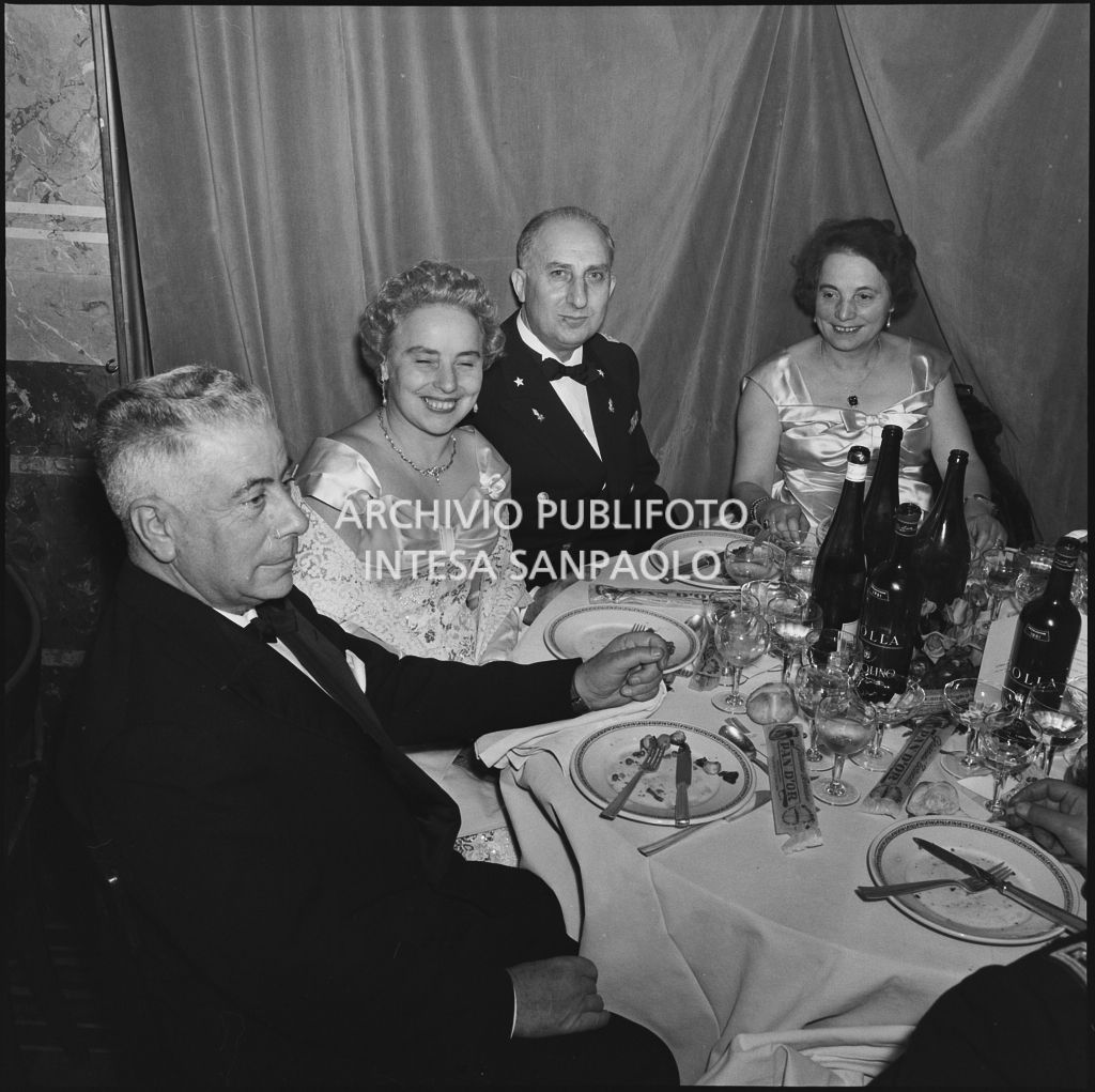 Spettatori al ristorante dopo la rappresentazione dell'opera di Giuseppe Verdi "Un ballo in maschera", diretta da Gianandrea Gavazzeni e con la regia di Margherita Wallmann con la quale è stata inaugurata la stagione lirica 1957-1958 del Teatro alla Scala