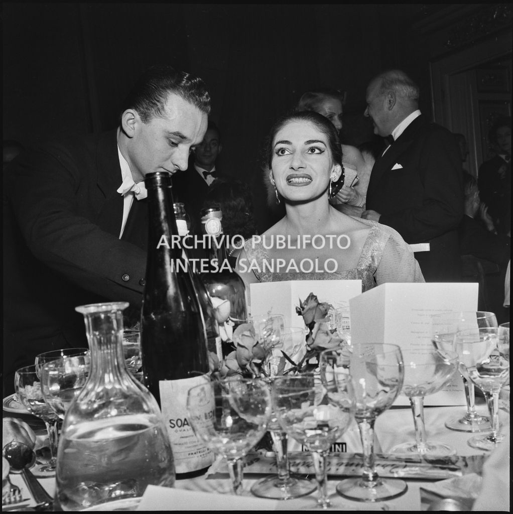 La soprano Maria Callas al ristorante dopo la rappresentazione dell'opera di Giuseppe Verdi "Un ballo in maschera", diretta da Gianandrea Gavazzeni e con la regia di Margherita Wallmann con la quale è stata inaugurata la stagione lirica 1957-1958 del Teatro alla Scala
