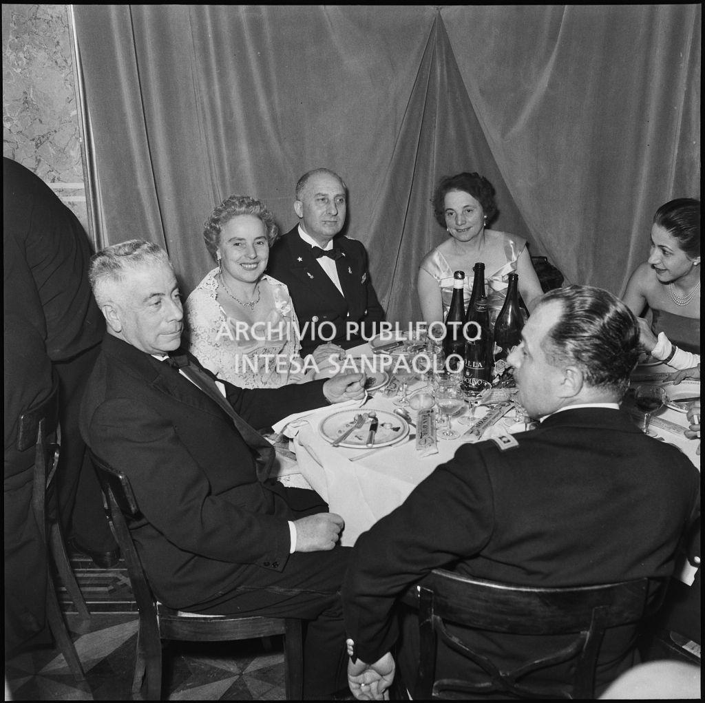 Spettatori al ristorante dopo la rappresentazione dell'opera di Giuseppe Verdi "Un ballo in maschera", diretta da Gianandrea Gavazzeni e con la regia di Margherita Wallmann con la quale è stata inaugurata la stagione lirica 1957-1958 del Teatro alla Scala