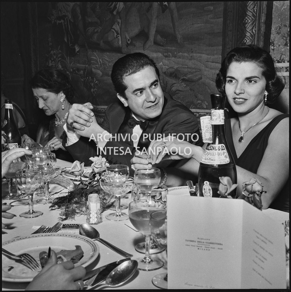 Il tenore Giuseppe Di Stefano e la moglie Maria Girolami al ristorante dopo la rappresentazione dell'opera di Giuseppe Verdi "Un ballo in maschera", diretta da Gianandrea Gavazzeni e con la regia di Margherita Wallmann con la quale è stata inaugurata la stagione lirica 1957-1958 del Teatro alla Scala