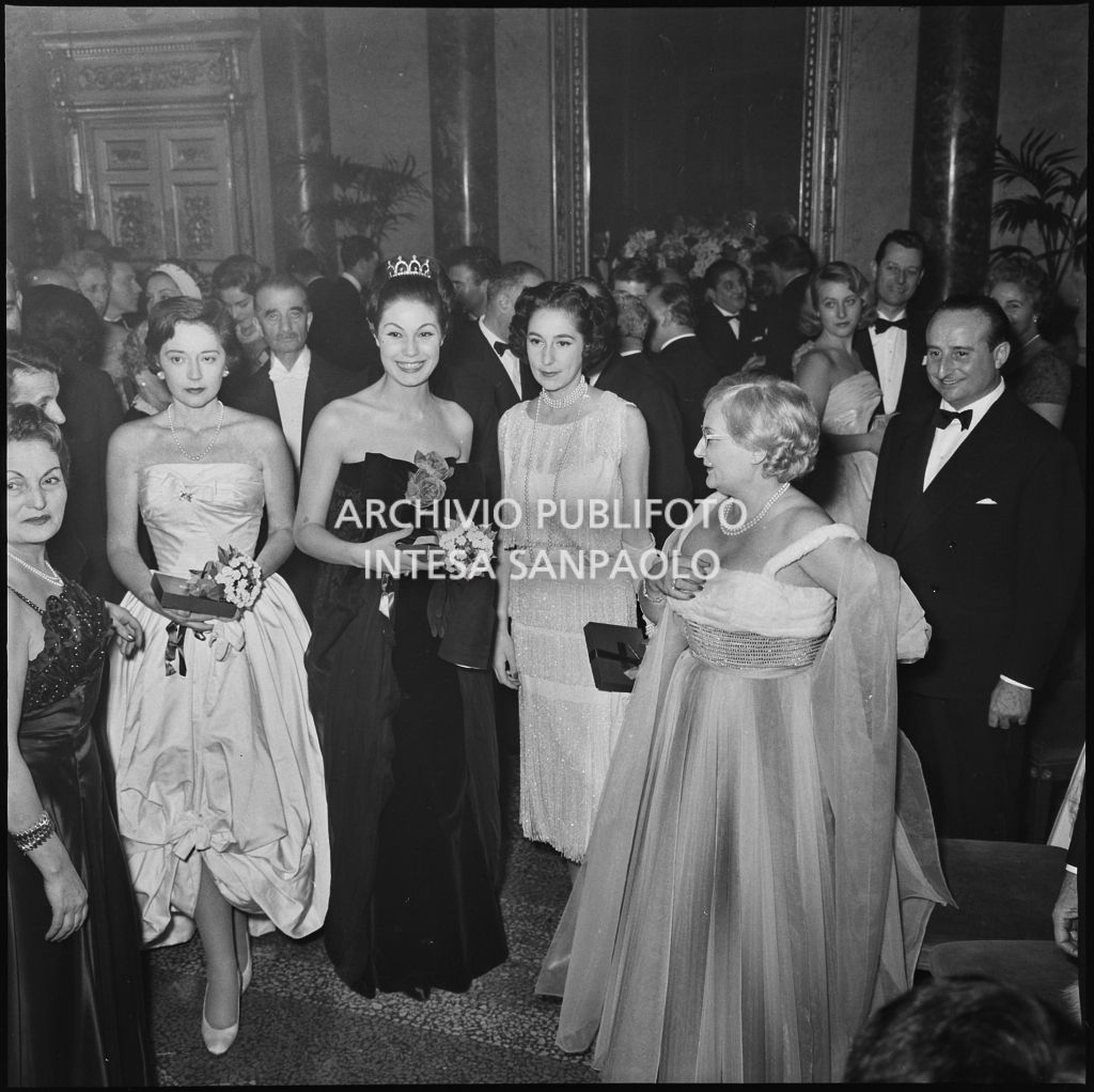 Eletta Polvani, Jole Veneziani ed altri spettatori nel foyer del Teatro alla Scala in occasione della serata inaugurale della stagione lirica 1957-1958 con l'opera "Un ballo in maschera", di Giuseppe Verdi, diretta da Gianandrea Gavazzeni con la regia di Margherita Wallmann