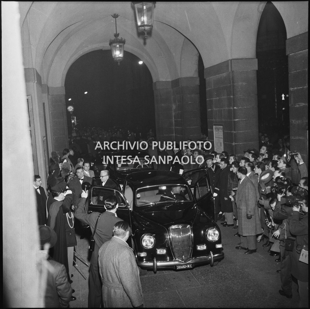 Arrivo degli spettatori al Teatro alla Scala per l'inaugurazione della stagione lirica 1957-1958 con l'opera "Un ballo in maschera", di Giuseppe Verdi, diretta da Gianandrea Gavazzeni con la regia di Margherita Wallmann
