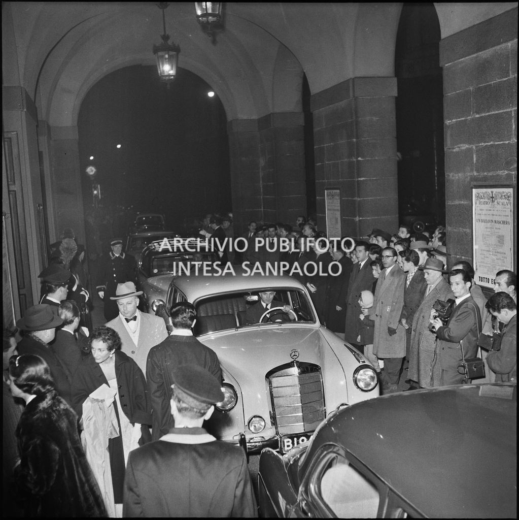 Arrivo degli spettatori al Teatro alla Scala per l'inaugurazione della stagione lirica 1957-1958 con l'opera "Un ballo in maschera", di Giuseppe Verdi, diretta da Gianandrea Gavazzeni con la regia di Margherita Wallmann