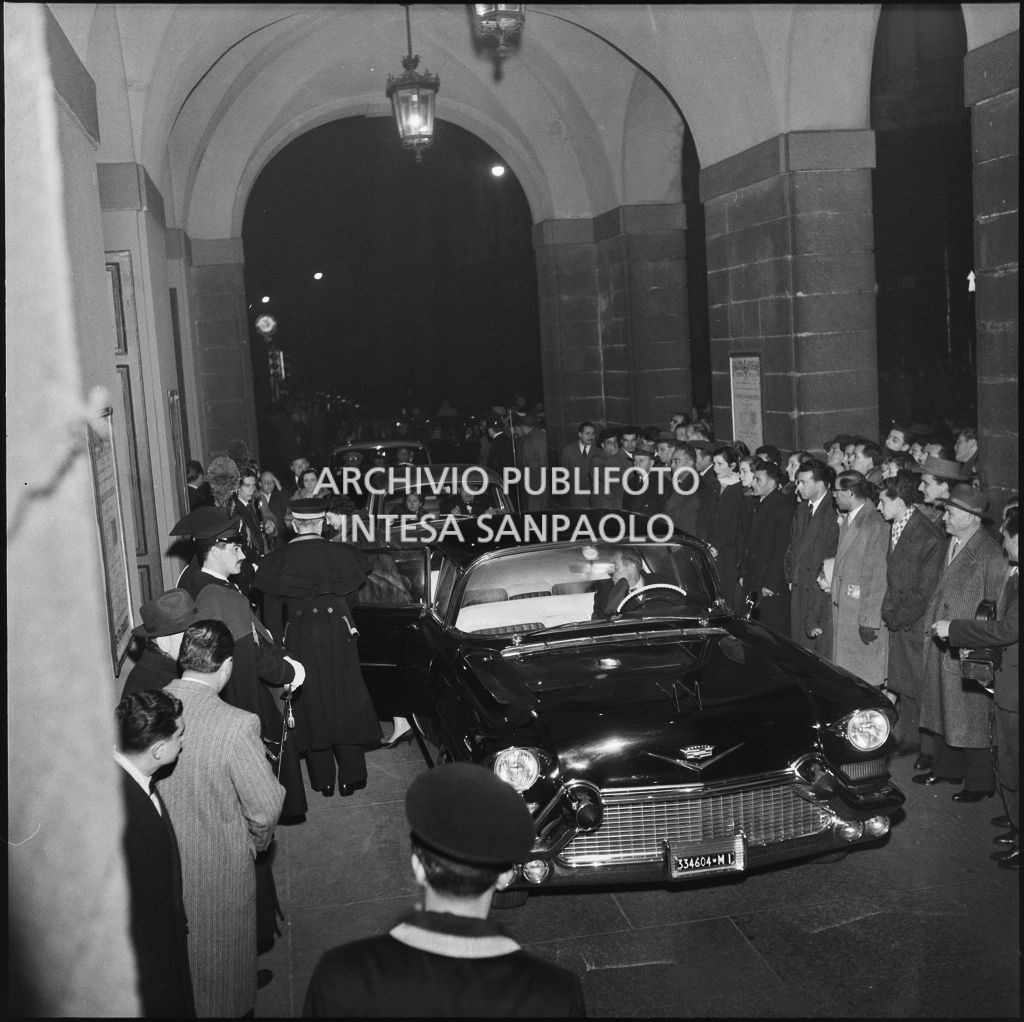 Arrivo degli spettatori al Teatro alla Scala per l'inaugurazione della stagione lirica 1957-1958 con l'opera "Un ballo in maschera", di Giuseppe Verdi, diretta da Gianandrea Gavazzeni con la regia di Margherita Wallmann