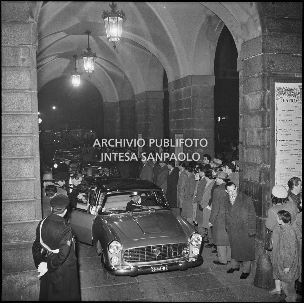 Arrivo degli spettatori al Teatro alla Scala per l'inaugurazione della stagione lirica 1957-1958 con l'opera "Un ballo in maschera", di Giuseppe Verdi, diretta da Gianandrea Gavazzeni con la regia di Margherita Wallmann