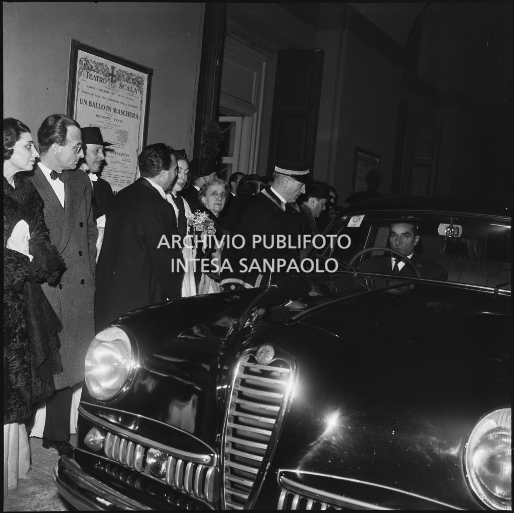 Spettatori all'uscita del Teatro alla Scala al termine dell'opera "Un ballo in maschera", di Giuseppe Verdi, diretta da Gianandrea Gavazzeni con la regia di Margherita Wallmann, che inaugura la stagione lirica 1957-1958