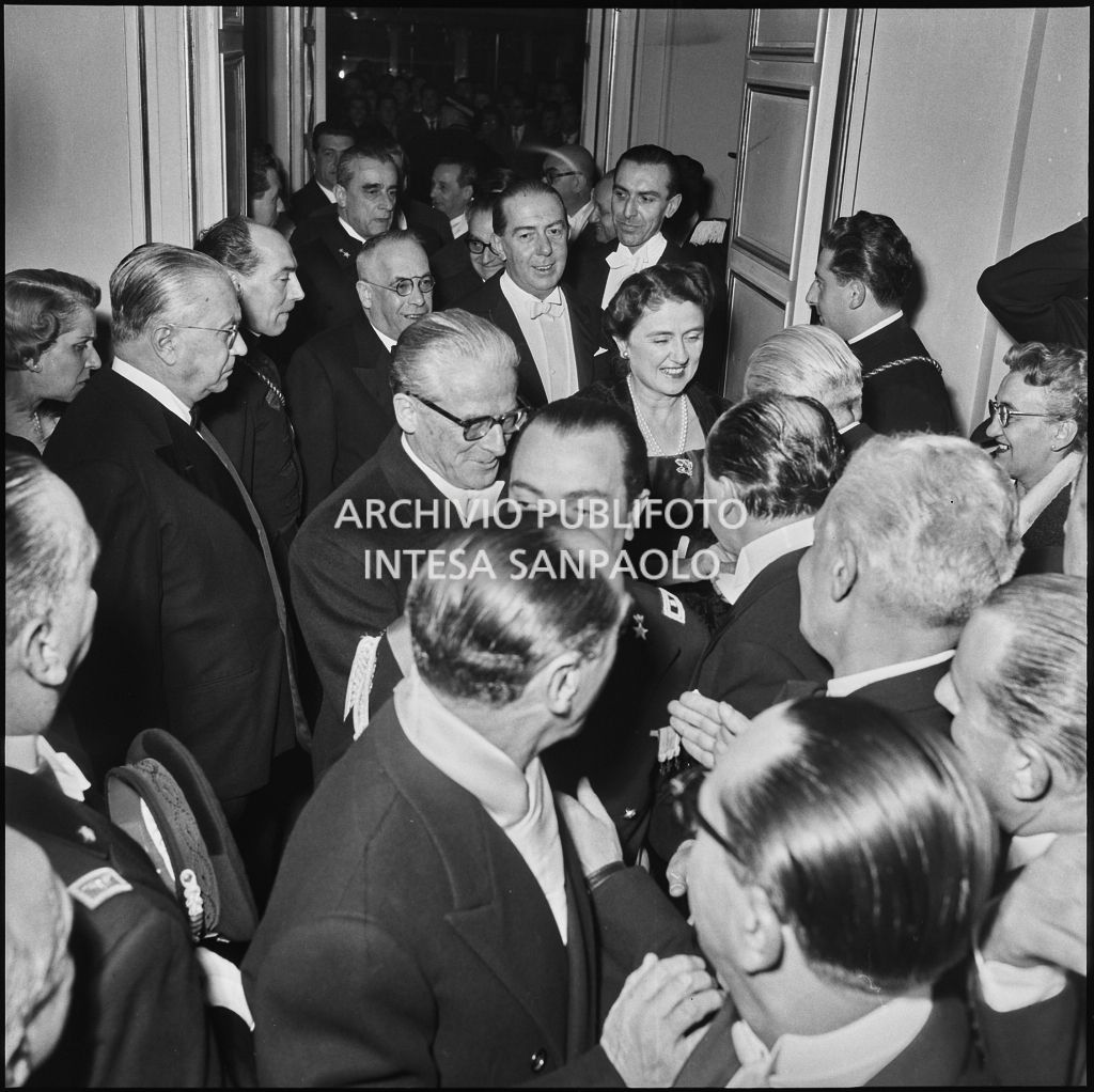 Il presidente della Repubblica Giovanni Gronchi e la moglie Carla Bissatini al Teatro alla Scala in occasione della serata inaugurale della stagione lirica 1957-1958 con l'opera "Un ballo in maschera", di Giuseppe Verdi, diretta da Gianandrea Gavazzeni con la regia di Margherita Wallmann