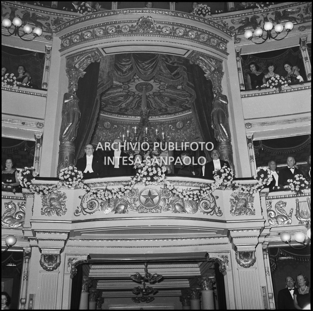 Vista sul palco reale del Teatro alla Scala con agganciati il presidente della Repubblica Giovanni Gronchi, la moglie Carla Bissatini ed altri spettatori in occasione della serata inaugurale della stagione lirica 1957-1958 con l'opera "Un ballo in maschera", di Giuseppe Verdi, diretta da Gianandrea Gavazzeni con la regia di Margherita Wallmann