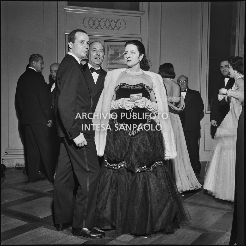 Il soprano Carla Petrella nel foyer del Teatro alla Scala in occasione della serata inaugurale della stagione lirica 1957-1958 con l'opera "Un ballo in maschera", di Giuseppe Verdi, diretta da Gianandrea Gavazzeni con la regia di Margherita Wallmann
