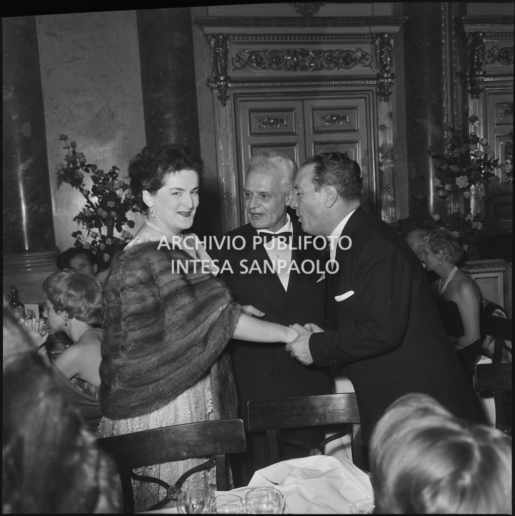 Il soprano Birgit Nilsson, il sovrintendente Antonio Ghiringhelli ed uno spettatore al ristorante dopo la serata inaugurale della stagione lirica 1958-1959 del Teatro alla Scala con l'opera "Turandot", di Giacomo Puccini, diretta da Antonino Votto con la regia di Margherita Wallmann