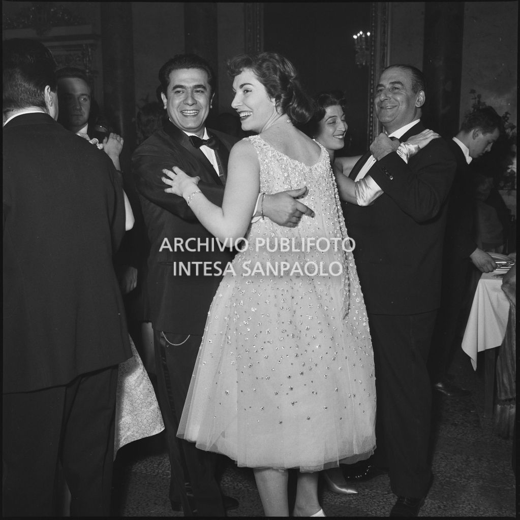Il tenore Giuseppe Di Stefano, al ristorante, danza con una donna dopo la serata inaugurale della stagione lirica 1958-1959 del Teatro alla Scala con l'opera "Turandot", di Giacomo Puccini, diretta da Antonino Votto con la regia di Margherita Wallmann