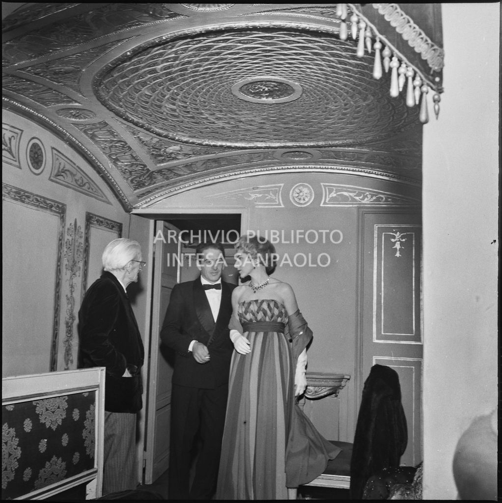 Emanuela di Castelbarco Toscanini con il marito al Teatro alla Scala in occasione della serata inaugurale della stagione lirica 1958-1959 con l'opera "Turandot", di Giacomo Puccini, diretta da Antonino Votto con la regia di Margherita Wallmann