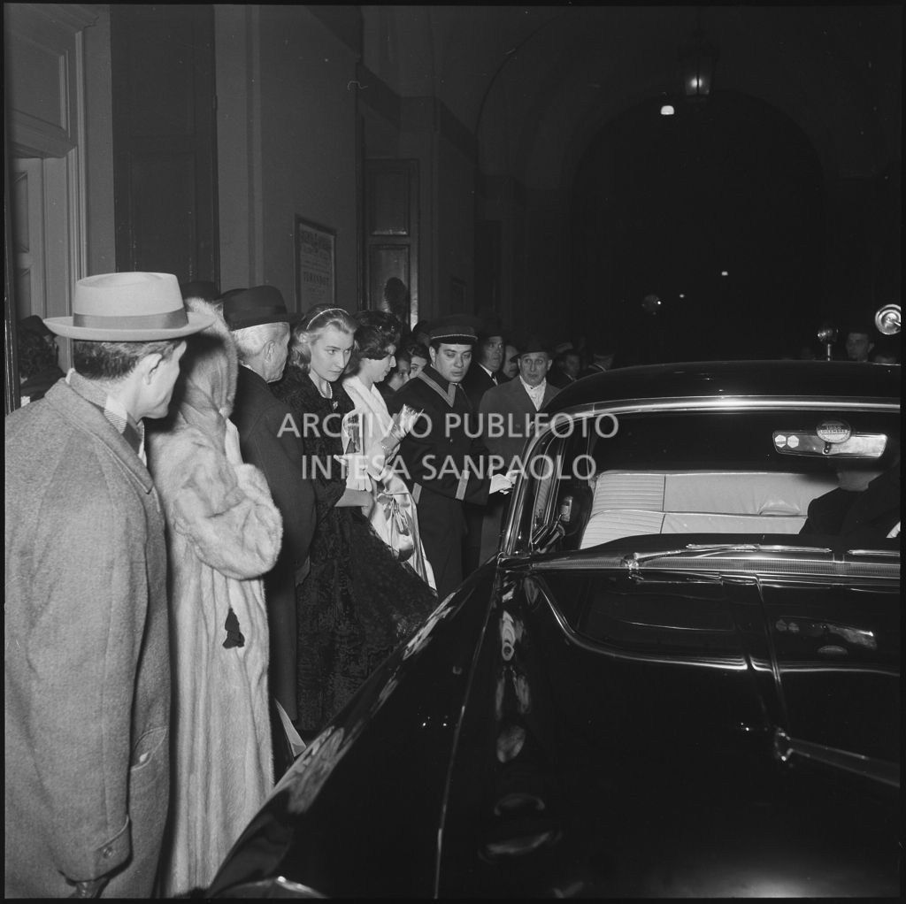 Gli spettatori attendono l'automobile all'uscita del Teatro alla Scala al termine della serata inaugurale della stagione lirica 1958-1959 con l'opera "Turandot", di Giacomo Puccini, diretta da Antonino Votto con la regia di Margherita Wallmann
