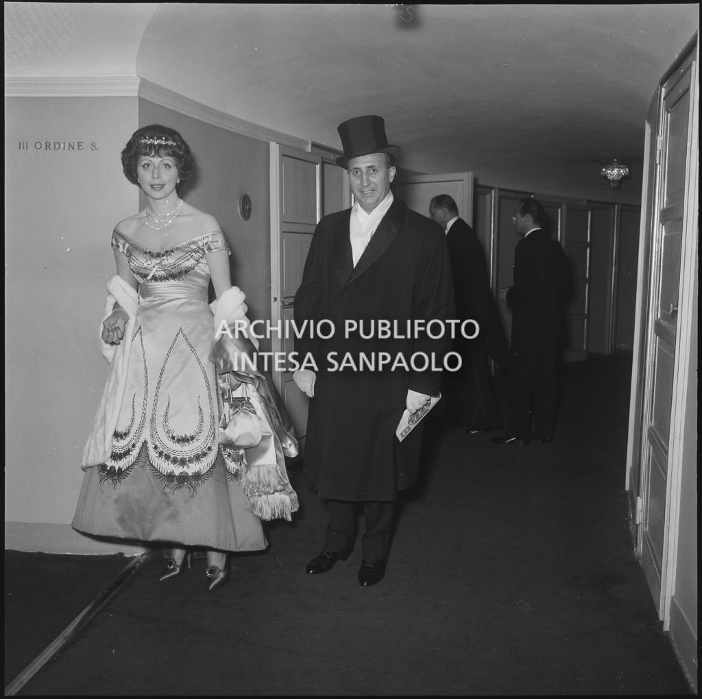 Il conte Franco Cella di Rivara con la moglie al Teatro alla Scala in occasione della serata inaugurale della stagione lirica 1958-1959 con l'opera "Turandot", di Giacomo Puccini, diretta da Antonino Votto con la regia di Margherita Wallmann