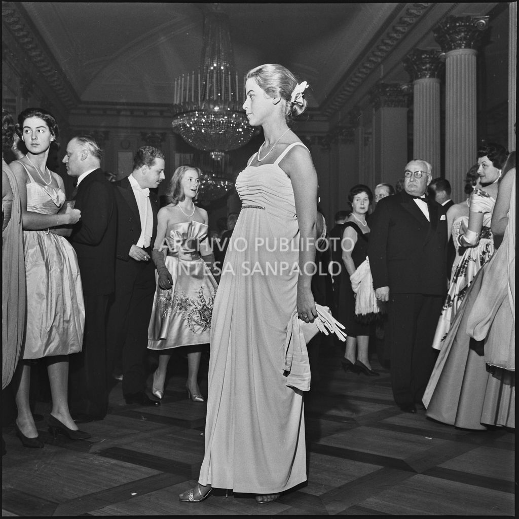 Gaeto Canale nel foyer del Teatro alla Scala in occasione della serata inaugurale della stagione lirica 1958-1959 con l'opera "Turandot", di Giacomo Puccini, diretta da Antonino Votto con la regia di Margherita Wallmann