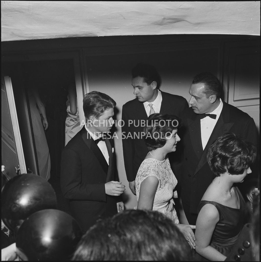 Mario e Maria Cecilia Gronchi, figli del presidente della Repubblica Giovanni Gronchi, al Teatro alla Scala, in occasione della serata inaugurale della stagione lirica 1958-1959 con l'opera "Turandot" di Giacomo Puccini, diretta da Antonino Votto con la regia di Margherita Walmann