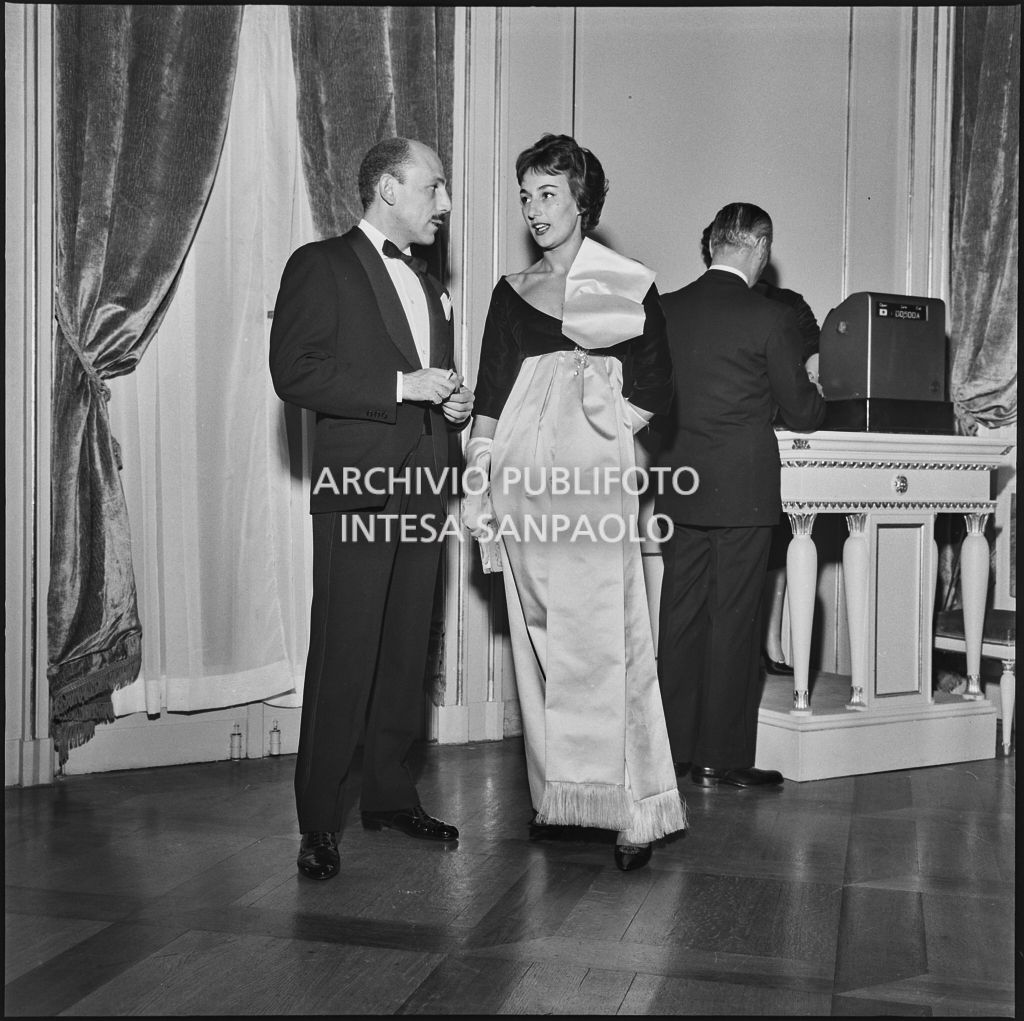 Fabia de Nora in compagnia di un uomo al Teatro alla Scala in occasione della serata inaugurale della stagione lirica 1958-1959 con l'opera "Turandot", di Giacomo Puccini, diretta da Antonino Votto con la regia di Margherita Wallmann