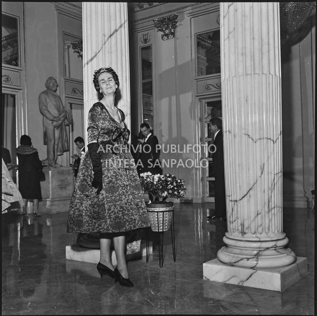 Una spettatrice nel foyer del Teatro alla Scala in occasione della serata inaugurale della stagione lirica 1958-1959 con l'opera "Turandot", di Giacomo Puccini, diretta da Antonino Votto con la regia di Margherita Wallmann