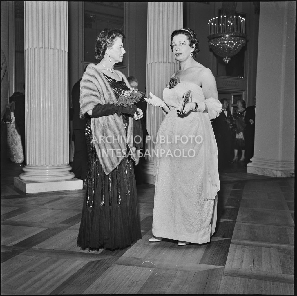 Due spettatrici nel foyer del Teatro alla Scala in occasione della serata inaugurale della stagione lirica 1958-1959 con l'opera "Turandot", di Giacomo Puccini, diretta da Antonino Votto con la regia di Margherita Wallmann