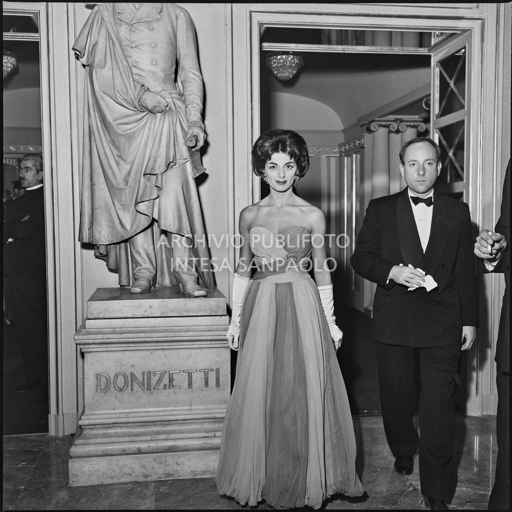 Due spettatori nel foyer del Teatro alla Scala in occasione della serata inaugurale della stagione lirica 1958-1959 con l'opera "Turandot", di Giacomo Puccini, diretta da Antonino Votto con la regia di Margherita Wallmann