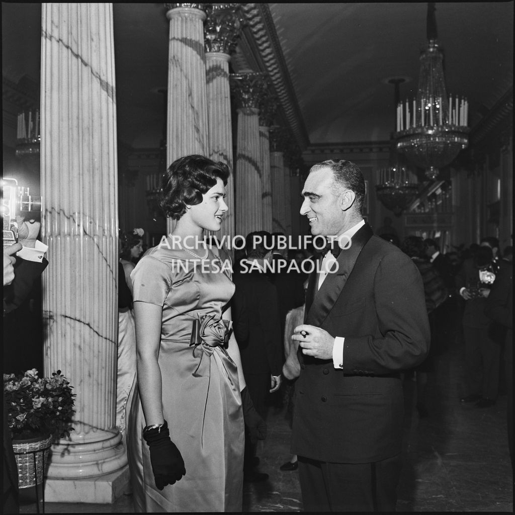 Giovanna Ludovica Barzini ed un altro spettatore nel foyer del Teatro alla Scala in occasione della serata inaugurale della stagione lirica 1958-1959 con l'opera "Turandot", di Giacomo Puccini, diretta da Antonino Votto con la regia di Margherita Wallmann