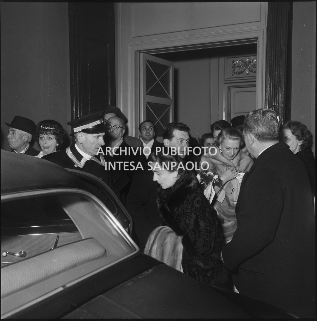 Carla Bissatini, moglie del presidente della Repubblica Giovanni Gronchi, sale sull'automobile al termine della serata inaugurale della stagione lirica 1958-1959 del Teatro alla Scala con l'opera "Turandot", di Giacomo Puccini, diretta da Antonino Votto con la regia di Margherita Wallmann