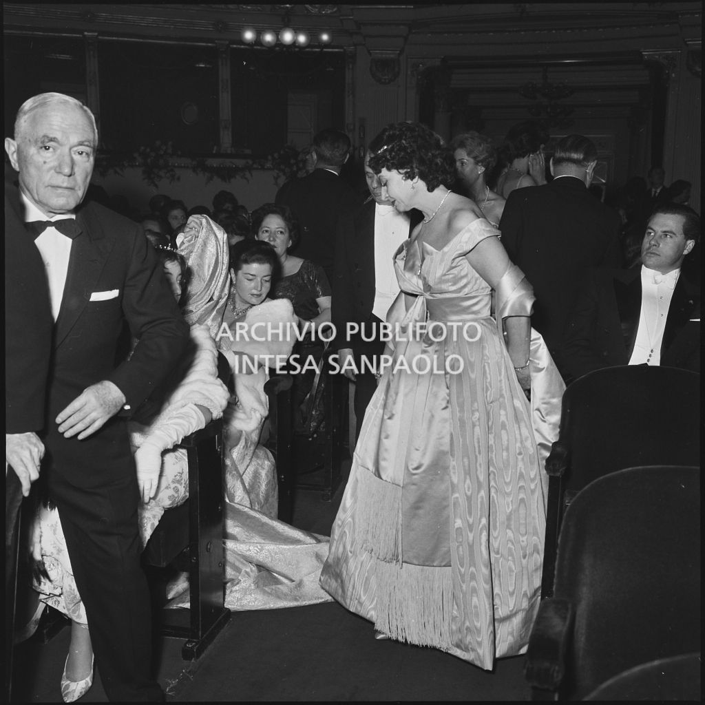 La baronessa Bianca Maria Hubner prende posto nella platea del Teatro alla Scala in occasione della serata inaugurale della stagione lirica 1958-1959, aperta con l'opera "Turandot", di Giacomo Puccini, diretta da Antonino Votto con la regia di Margherita Wallmann