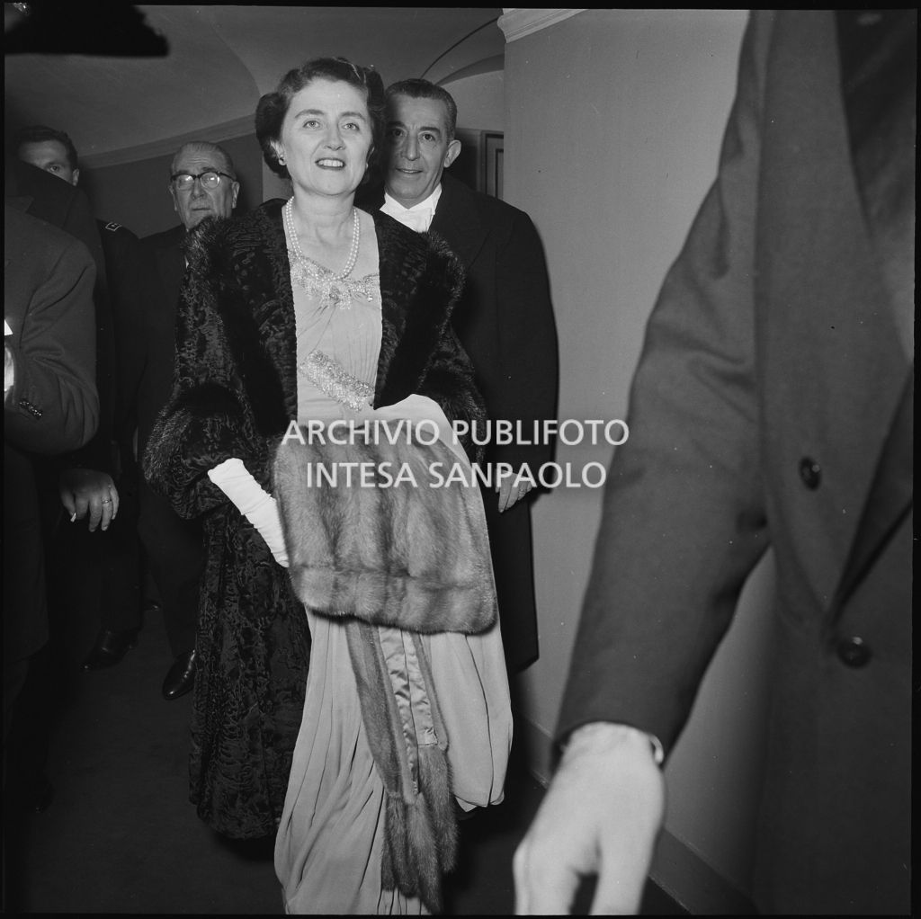 Carla Bissatini, moglie del presidente della Repubblica Giovanni Gronchi, al Teatro alla Scala in occasione della serata inaugurale della stagione lirica 1958-1959 con l'opera "Turandot", di Giacomo Puccini, diretta da Antonino Votto con la regia di Margherita Wallmann