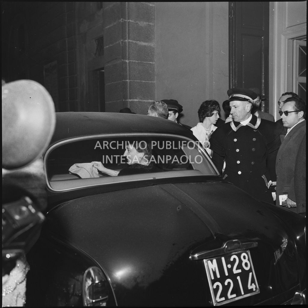 Carla Bissatini, moglie del presidente della Repubblica Giovanni Gronchi, lascia il Teatro alla Scala in automobile al termine della serata inaugurale della stagione lirica 1958-1959 con l'opera "Turandot", di Giacomo Puccini, diretta da Antonino Votto con la regia di Margherita Wallmann