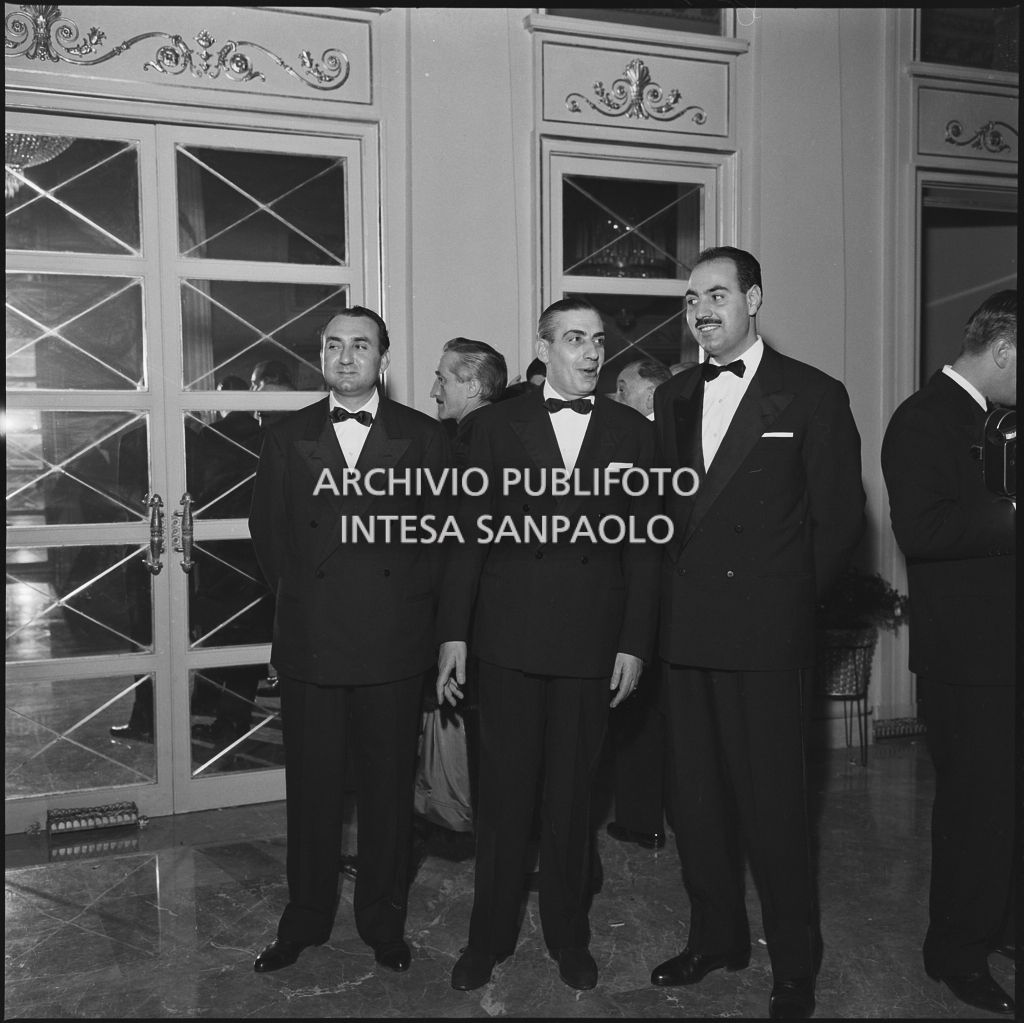 Alcuni spettatori nel foyer del Teatro alla Scala in occasione della serata inaugurale della stagione lirica 1958-1959 con l'opera "Turandot", di Giacomo Puccini, diretta da Antonino Votto con la regia di Margherita Wallmann