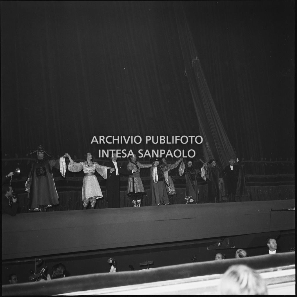 Il direttore d'orchestra e gli artisti sul palcoscenico del Teatro alla Scala al termine dell'opera "Turandot", di Giacomo Puccini, diretta da Antonino Votto con la regia di Margherita Wallmann, che inaugura la stagione lirica 1958-1959