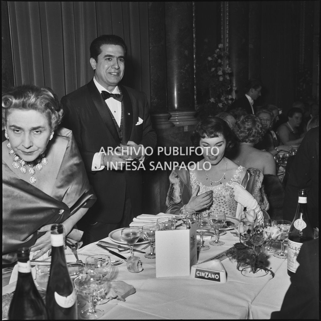 Il tenore Giuseppe Di Stefano, Wally Toscanini ed un'altra donna al ristorante dopo la serata inaugurale della stagione lirica 1958-1959 del Teatro alla Scala con l'opera "Turandot", di Giacomo Puccini, diretta da Antonino Votto con la regia di Margherita Wallmann