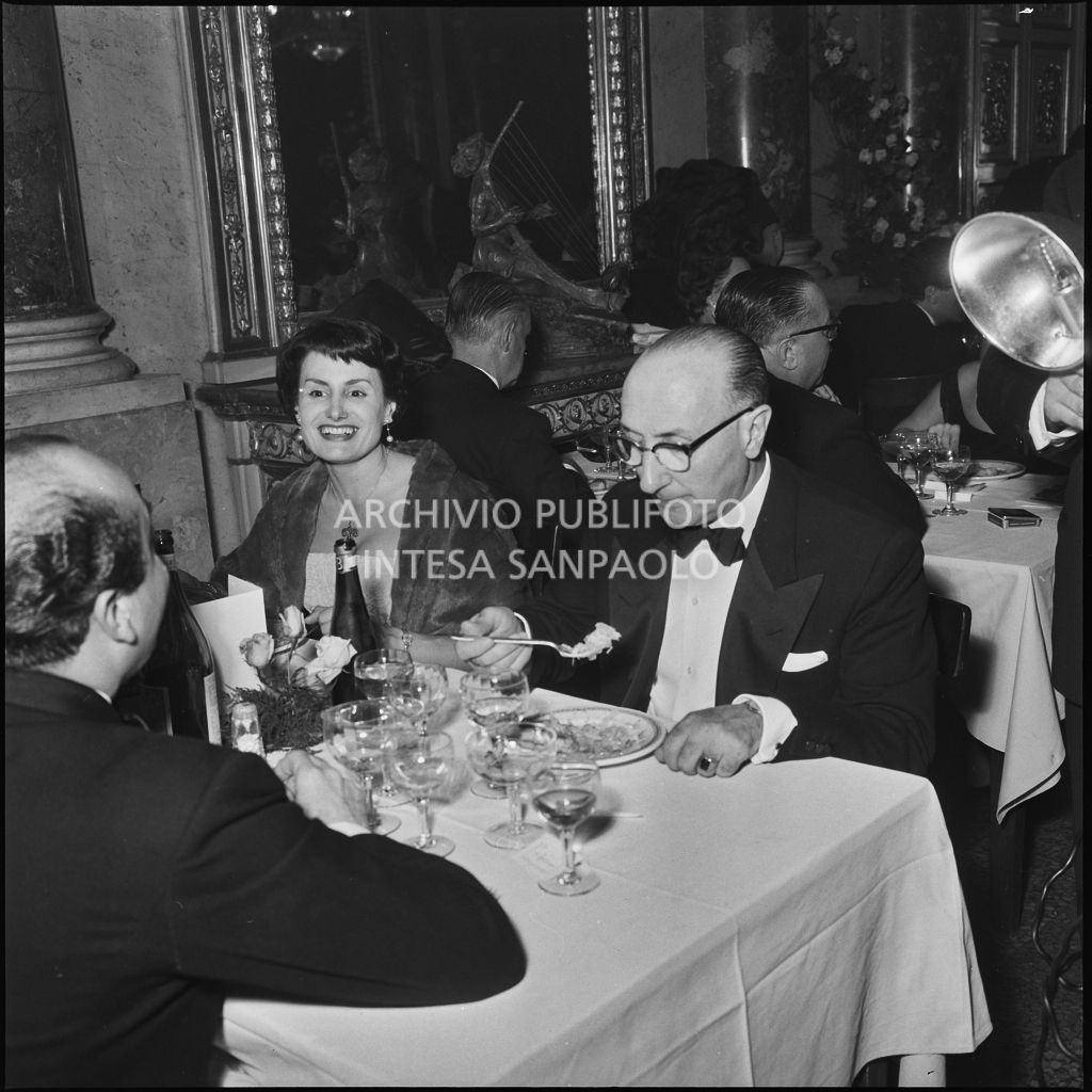 Tavolo con commensali al ristorante dopo la serata inaugurale della stagione lirica 1958-1959 del Teatro alla Scala con l'opera "Turandot", di Giacomo Puccini, diretta da Antonino Votto con la regia di Margherita Wallmann