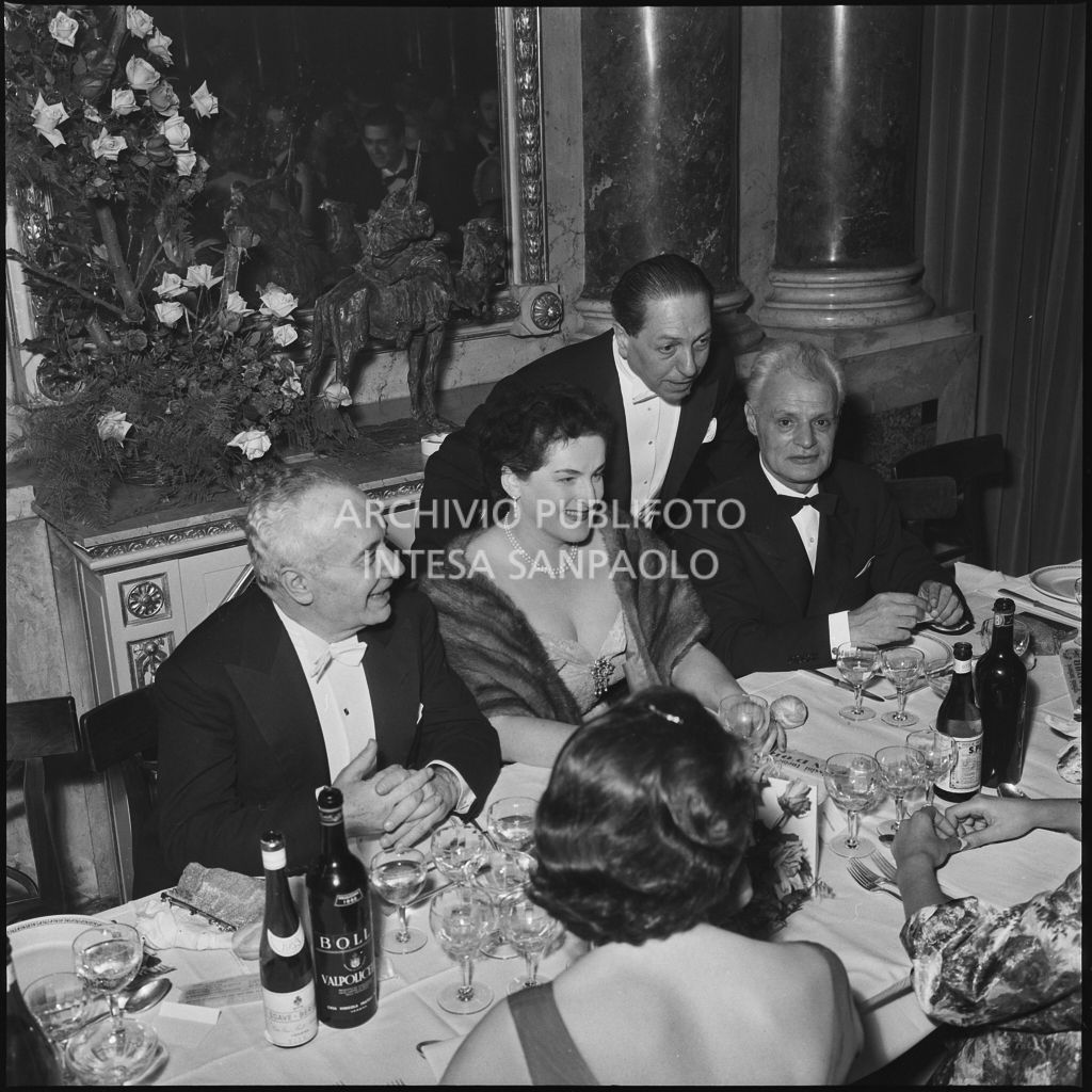 Il soprano Birgit Nilsson, il soprintendente Antonio Ghiringhelli e il ministro del Lavoro e della Previdenza sociale Ezio Vigorelli seduti ad un tavolo del ristorante al termine della serata inaugurale della stagione lirica 1958-1959 del Teatro alla Scala con l'opera "Turandot", di Giacomo Puccini, diretta da Antonino Votto con la regia di Margherita Wallmann
