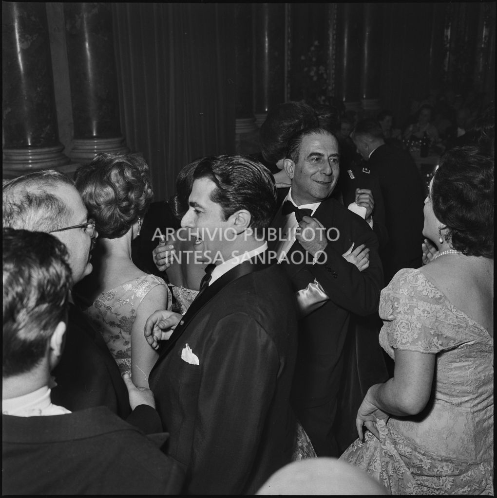 Il tenore Giuseppe Di Stefano e il soprano Birgit Nilsson al ristorante dopo la serata inaugurale della stagione lirica 1958-1959 del Teatro alla Scala con l'opera "Turandot", di Giacomo Puccini, diretta da Antonino Votto con la regia di Margherita Wallmann