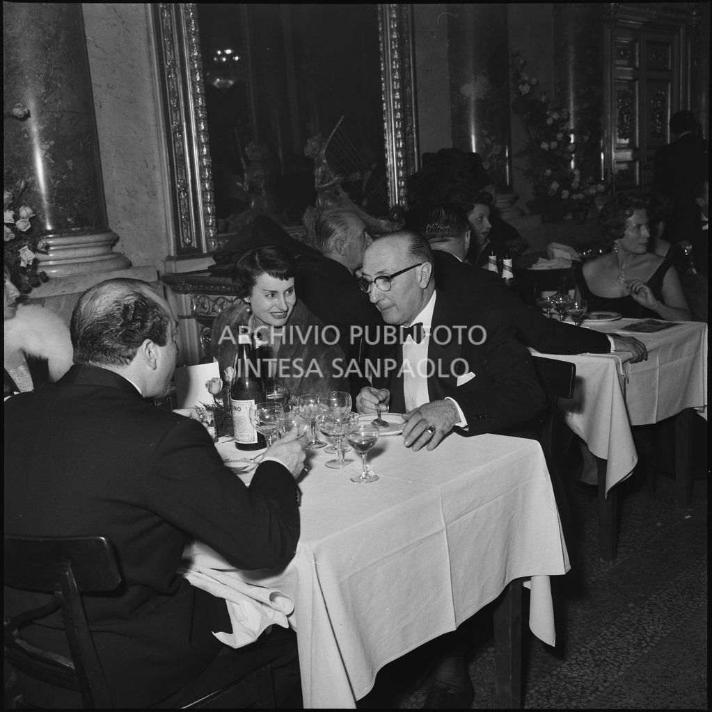 Tavolo con commensali al ristorante dopo la serata inaugurale della stagione lirica 1958-1959 del Teatro alla Scala con l'opera "Turandot", di Giacomo Puccini, diretta da Antonino Votto con la regia di Margherita Wallmann