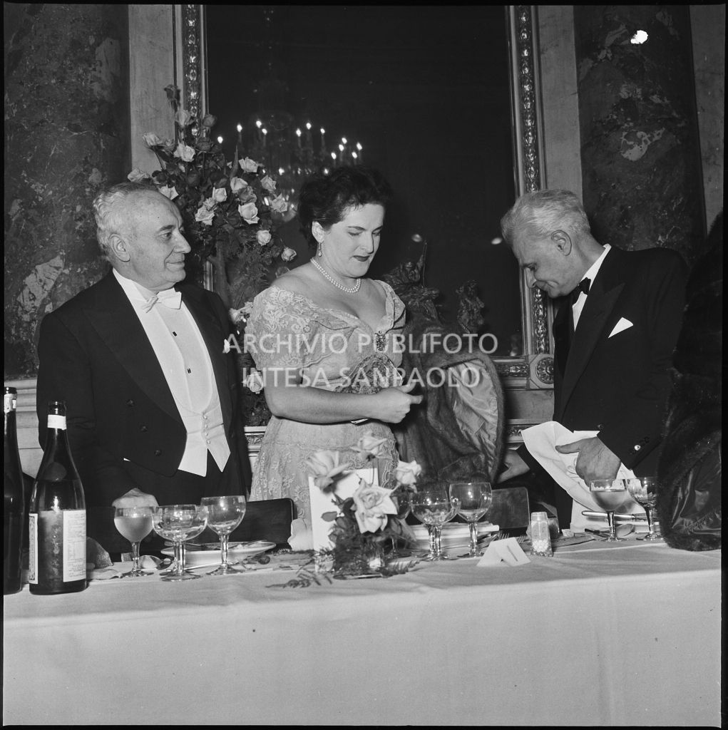 Il soprano Birgit Nilsson, il soprintendente Antonio Ghiringhelli e il ministro del Lavoro e della Previdenza sociale Ezio Vigorelli seduti ad un tavolo del ristorante al termine della serata inaugurale della stagione lirica 1958-1959 del Teatro alla Scala con l'opera "Turandot", di Giacomo Puccini, diretta da Antonino Votto con la regia di Margherita Wallmann