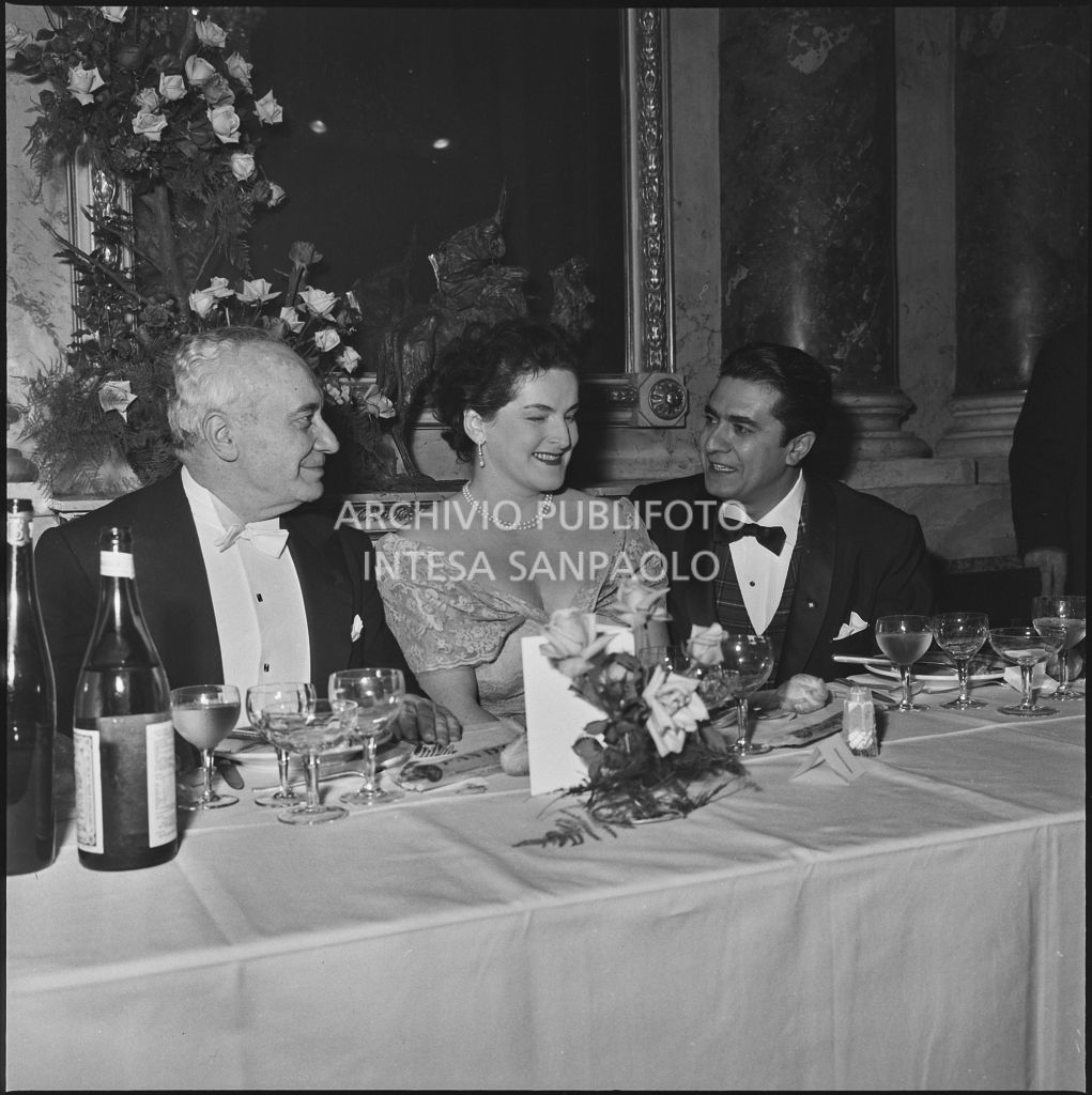 Il soprano Birgit Nilsson, il tenore Giuseppe Di Stefano e il ministro del Lavoro e della Previdenza sociale Ezio Vigorelli seduti ad un tavolo del ristorante al termine della serata inaugurale della stagione lirica 1958-1959 del Teatro alla Scala con l'opera "Turandot", di Giacomo Puccini, diretta da Antonino Votto con la regia di Margherita Wallmann