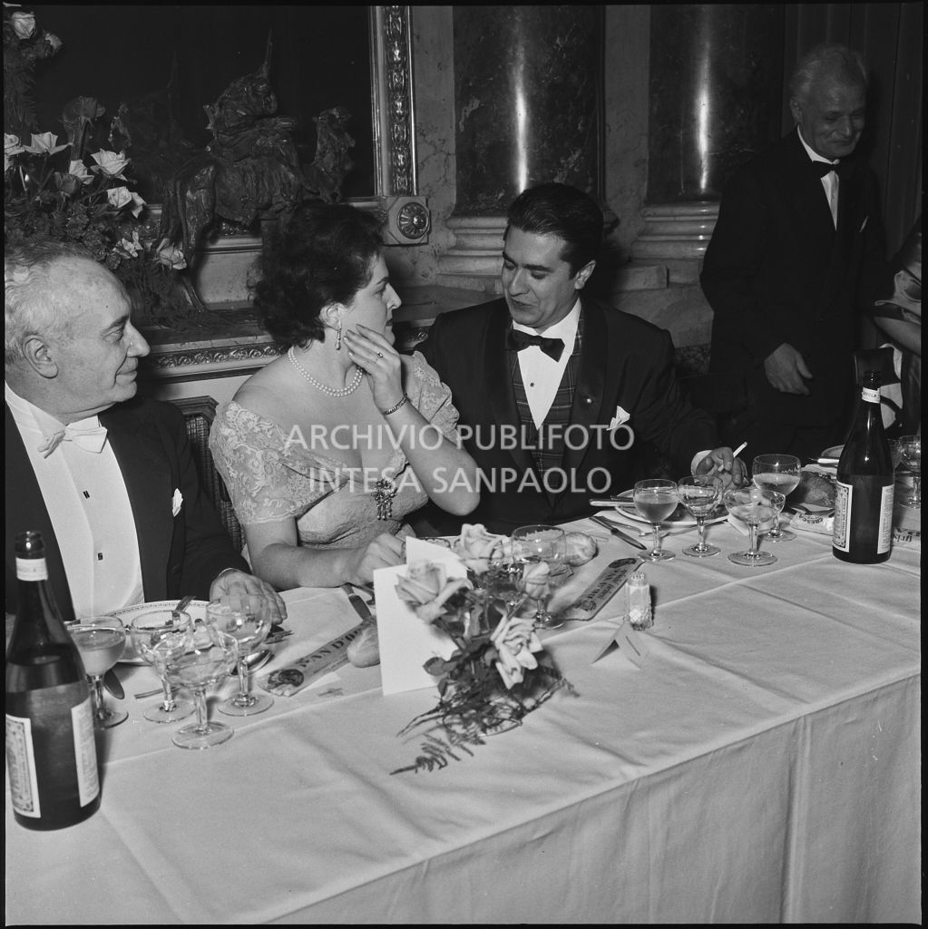 Il soprano Birgit Nilsson, il tenore Giuseppe Di Stefano e il ministro del Lavoro e della Previdenza sociale Ezio Vigorelli seduti ad un tavolo del ristorante al termine della serata inaugurale della stagione lirica 1958-1959 del Teatro alla Scala con l'opera "Turandot", di Giacomo Puccini, diretta da Antonino Votto con la regia di Margherita Wallmann