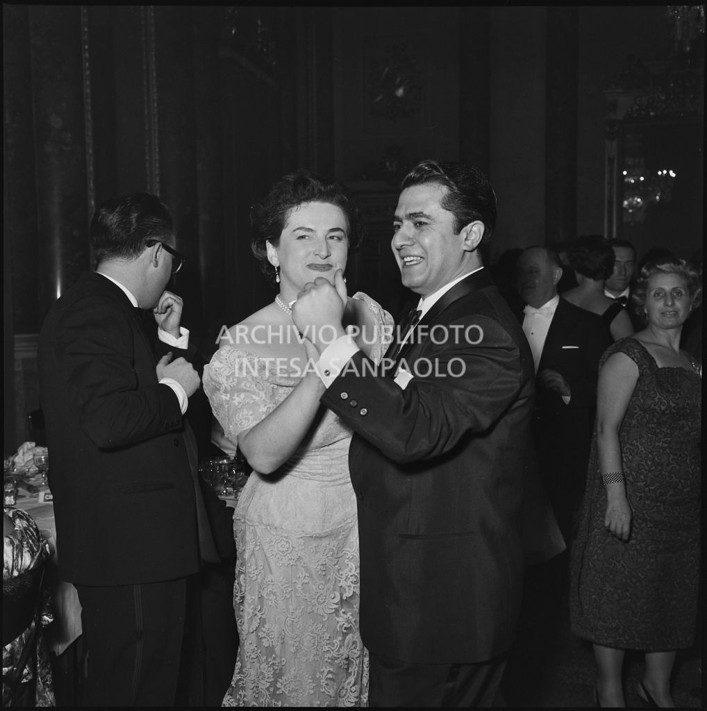 Il tenore Giuseppe Di Stefano e il soprano Birgit Nilsson danzano al ristorante dopo la serata inaugurale della stagione lirica 1958-1959 del Teatro alla Scala con l'opera "Turandot", di Giacomo Puccini, diretta da Antonino Votto con la regia di Margherita Wallmann