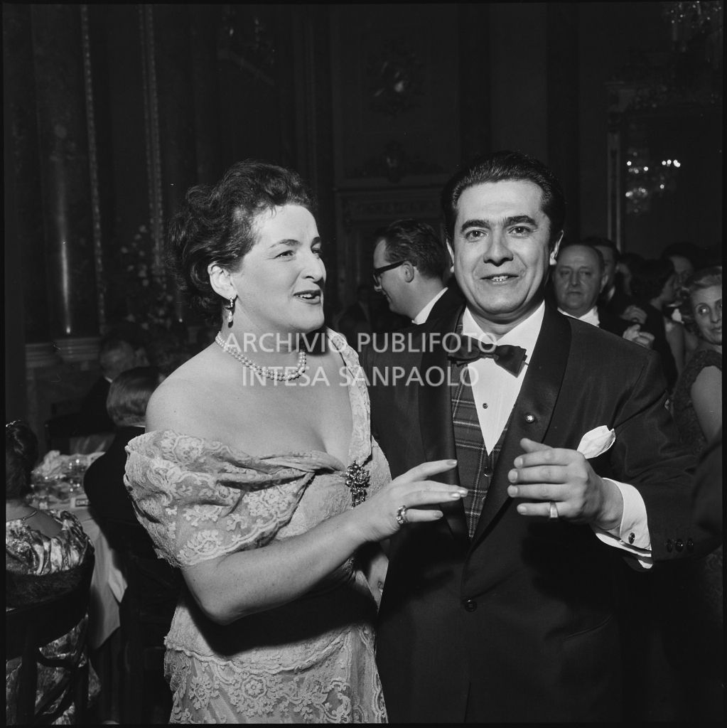 Il tenore Giuseppe Di Stefano e il soprano Birgit Nilsson danzano al ristorante dopo la serata inaugurale della stagione lirica 1958-1959 del Teatro alla Scala con l'opera "Turandot", di Giacomo Puccini, diretta da Antonino Votto con la regia di Margherita Wallmann