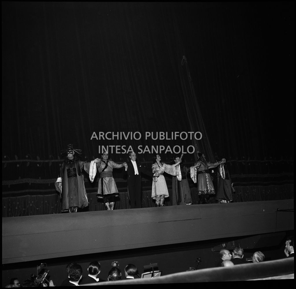 Il direttore d'orchestra e gli artisti sul palcoscenico del Teatro alla Scala al termine dell'opera "Turandot", di Giacomo Puccini, diretta da Antonino Votto con la regia di Margherita Wallmann, che inaugura la stagione lirica 1958-1959