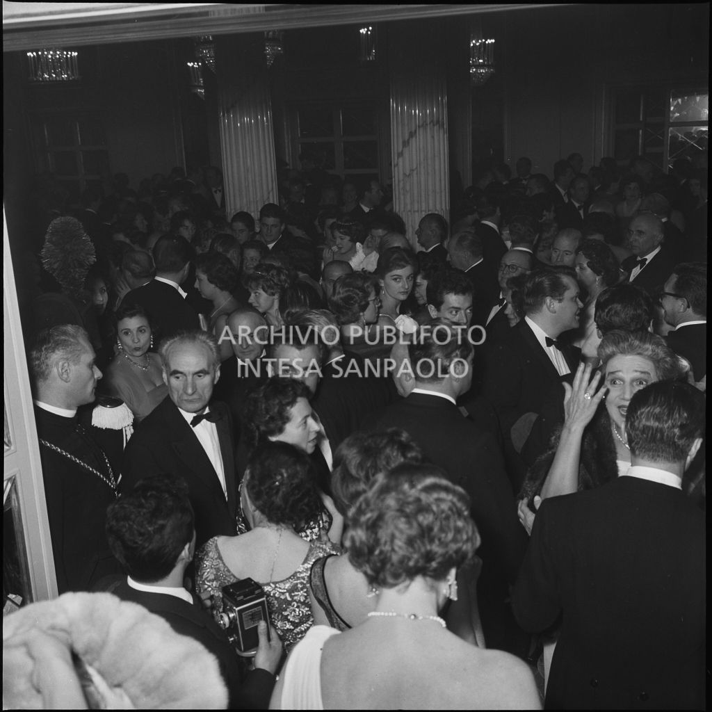 Foyer del Teatro alla scala, gremito di gente, in occasione della serata inaugurale della stagione lirica 1958-1959 con l'opera "Turandot", di Giacomo Puccini, diretta da Antonino Votto con la regia di Margherita Wallmann