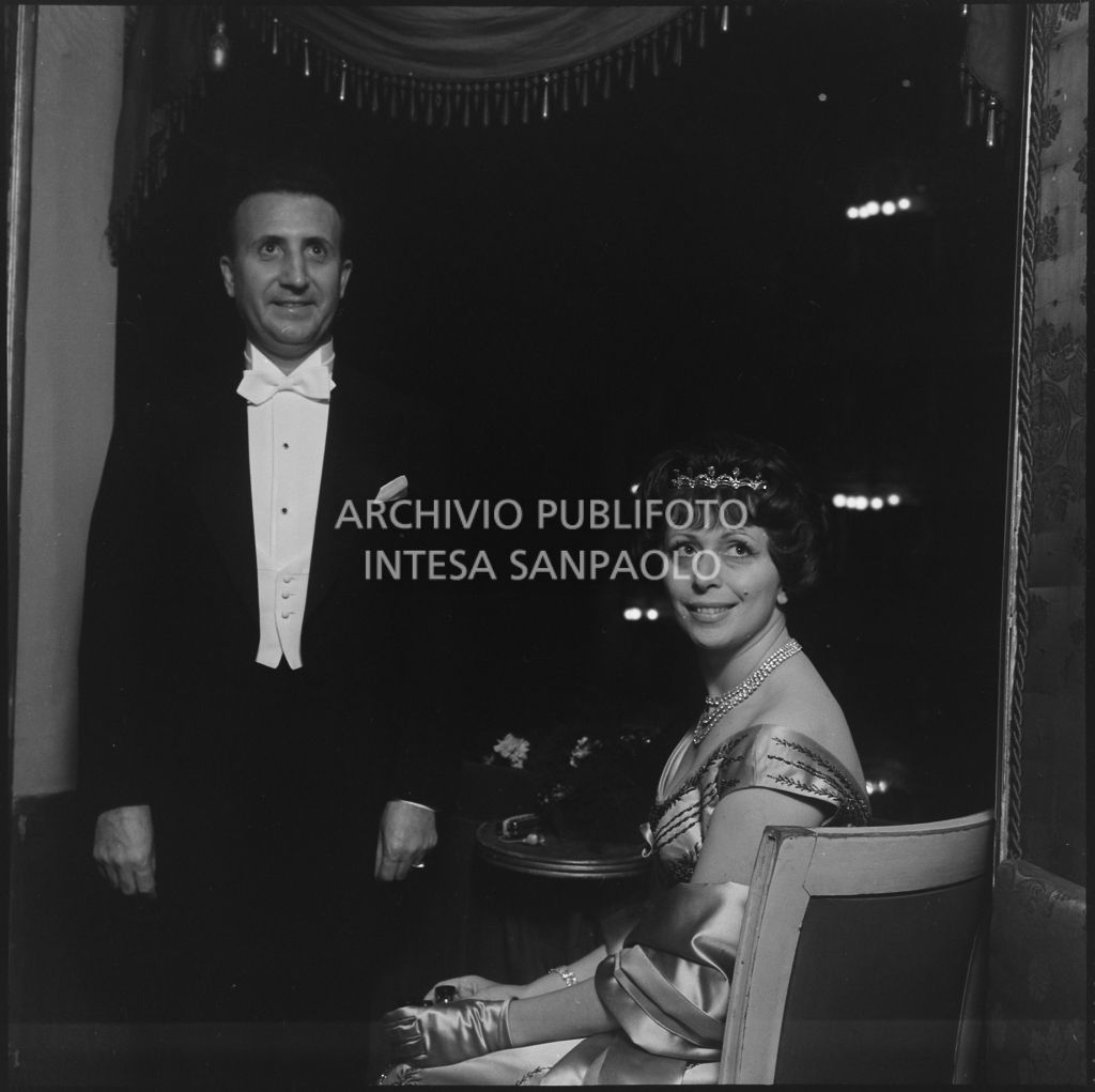 Il conte Franco Cella di Rivara con la moglie in un palco del Teatro alla Scala in occasione della serata inaugurale della stagione lirica 1958-1959, aperta con l'opera "Turandot", di Giacomo Puccini, diretta da Antonino Votto con la regia di Margherita Wallmann