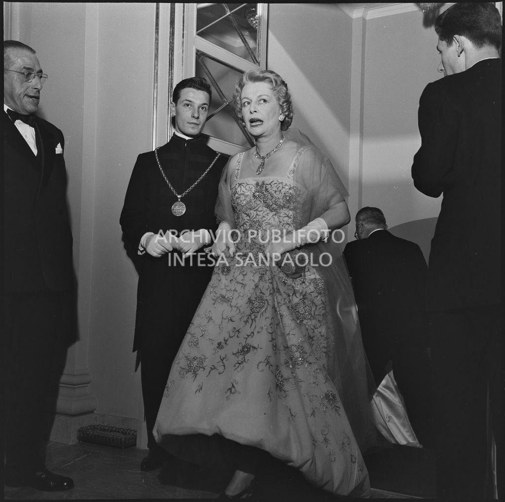 Rita Puccini al Teatro alla Scala in occasione della serata inaugurale della stagione lirica 1958-1959 con l'opera "Turandot", di Giacomo Puccini, diretta da Antonino Votto con la regia di Margherita Wallmann