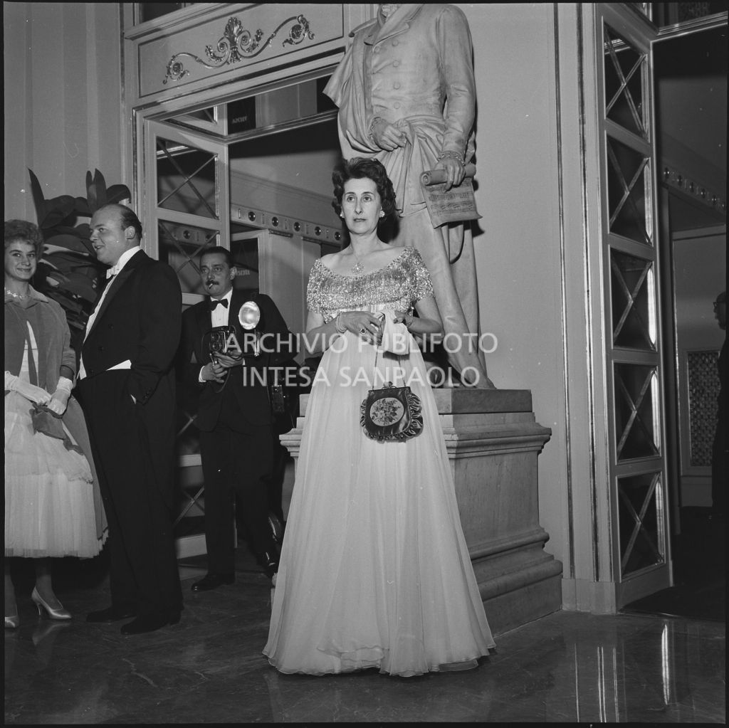 Una spettatrice nel foyer del Teatro alla Scala in occasione della serata inaugurale della stagione lirica 1958-1959 con l'opera "Turandot", di Giacomo Puccini, diretta da Antonino Votto con la regia di Margherita Wallmann
