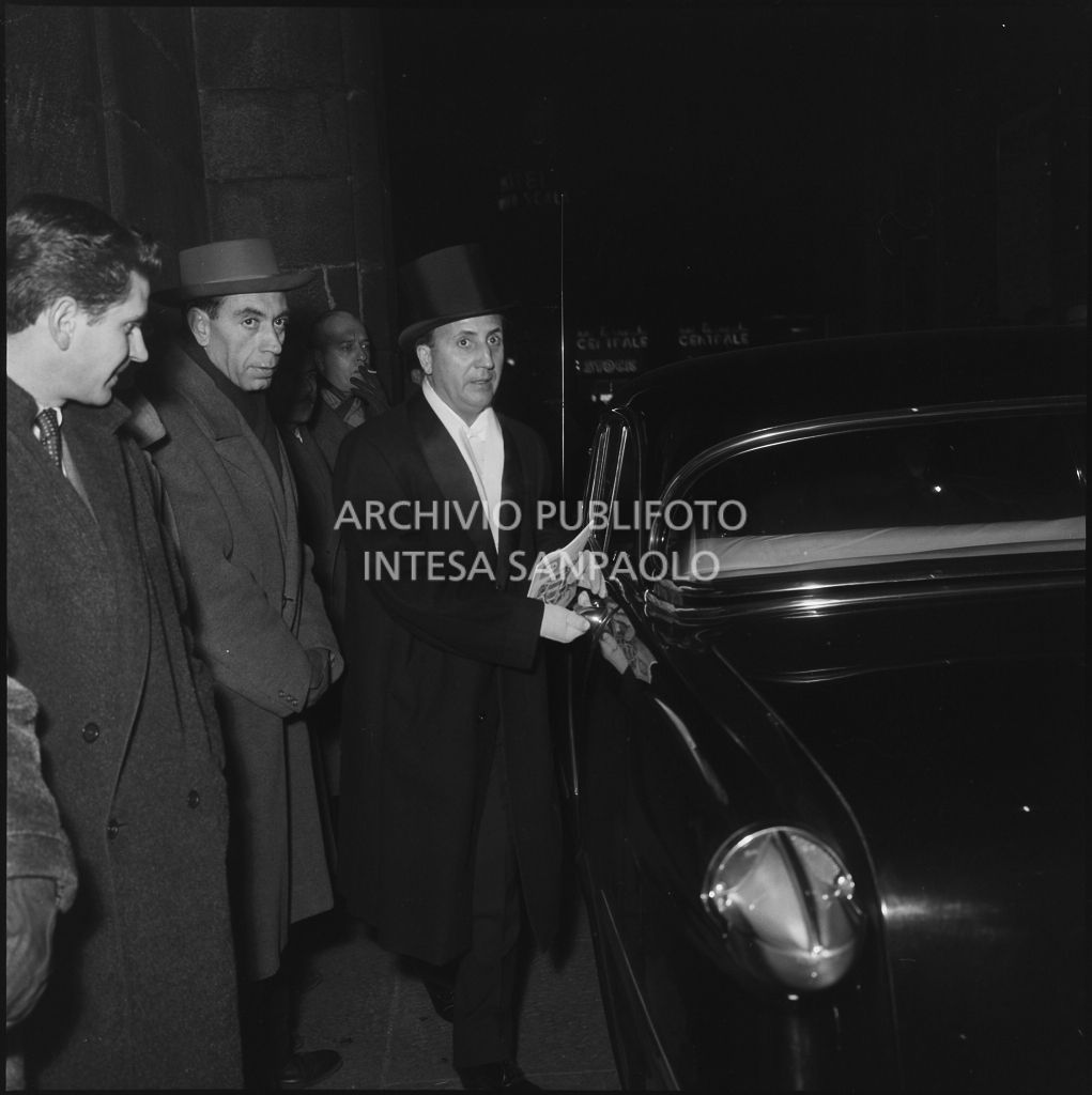Il conte Franco Cella di Rivara sale sull'automobile al termine della serata inaugurale della stagione lirica 1958-1959 del Teatro alla Scala con l'opera "Turandot", di Giacomo Puccini, diretta da Antonino Votto con la regia di Margherita Wallmann