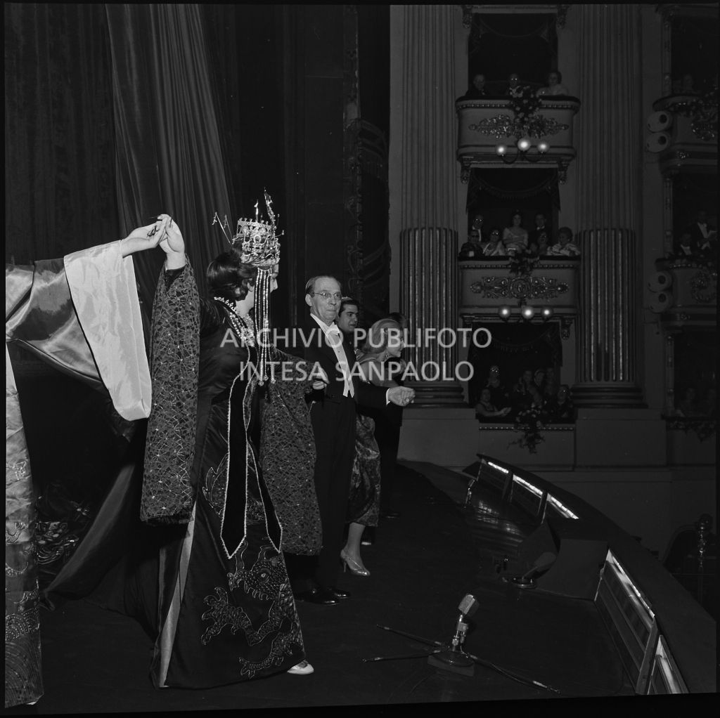 Il direttore d'orchestra Antonino Votto, la regista Margherita Wallmann e gli artisti sul palcoscenico del Teatro alla Scala al termine dell'opera "Turandot", di Giacomo Puccini, diretta da Antonino Votto con la regia di Margherita Wallmann, che inaugura la stagione lirica 1958-1959