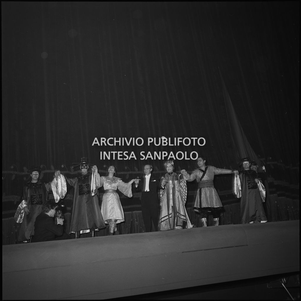 Il direttore d'orchestra e gli artisti sul palcoscenico del Teatro alla Scala al termine dell'opera "Turandot", di Giacomo Puccini, diretta da Antonino Votto con la regia di Margherita Wallmann, che inaugura la stagione lirica 1958-1959